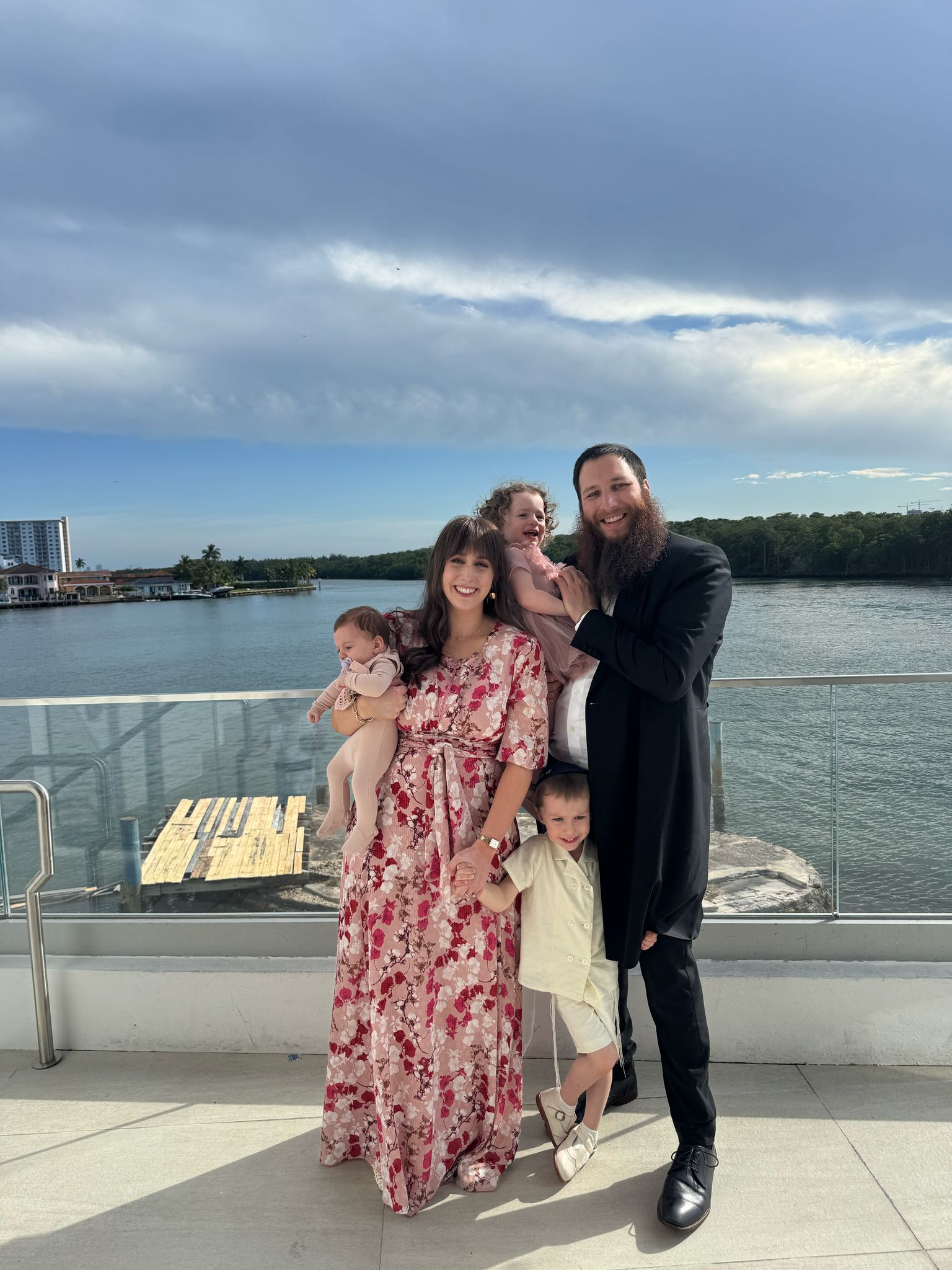 Rabbi Zalmy and Musia Plotke with their family